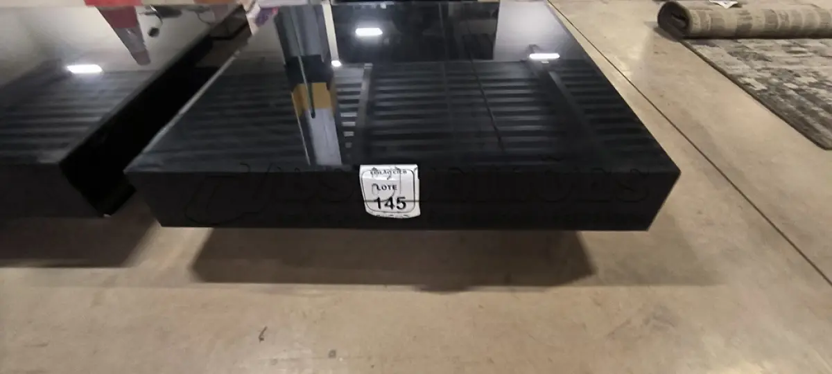 LOTE 145 - 01 MESA DE CENTRO QUADRADA ESPELHADA ESCURA.  (NO ESTADO) ATENÇÃO! FAZER A VISITAÇÃO ANTES DE ARREMATAR, NÃO SABEMOS SE FUNCIONA, LEILÃO NÃO TEM GARANTIA E NEM DEVOLUÇÃO, SUJEITO A POSSÍVEIS AVARIAS VISÍVEIS/OCULTAS E/OU AUSÊNCIA DE COMPONENTES.