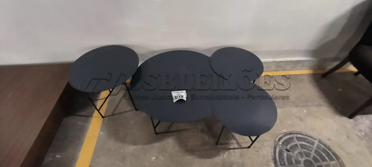 LOTE 072 - 04 MESINHAS REDONDAS EM FERRO NA COR CINZA. (NO ESTADO) ATENÇÃO! FAZER A VISITAÇÃO ANTES DE ARREMATAR, NÃO SABEMOS SE FUNCIONA, LEILÃO NÃO TEM GARANTIA E NEM DEVOLUÇÃO, SUJEITO A POSSÍVEIS AVARIAS VISÍVEIS/OCULTAS E/OU AUSÊNCIA DE COMPONENTES.