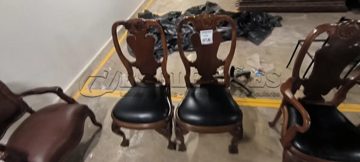 LOTE 056 - 02 CADEIRAS RÉPLICAS EM ESTILO DOM JOSÉ EM MADEIRA MACIÇA COM ASENTO EM COURO NA COR PRETO. (NO ESTADO) ATENÇÃO! FAZER A VISITAÇÃO ANTES DE ARREMATAR, NÃO SABEMOS SE FUNCIONA, LEILÃO NÃO TEM GARANTIA E NEM DEVOLUÇÃO, SUJEITO A POSSÍVEIS AVARIAS VISÍVEIS/OCULTAS E/OU AUSÊNCIA DE COMPONENTES.