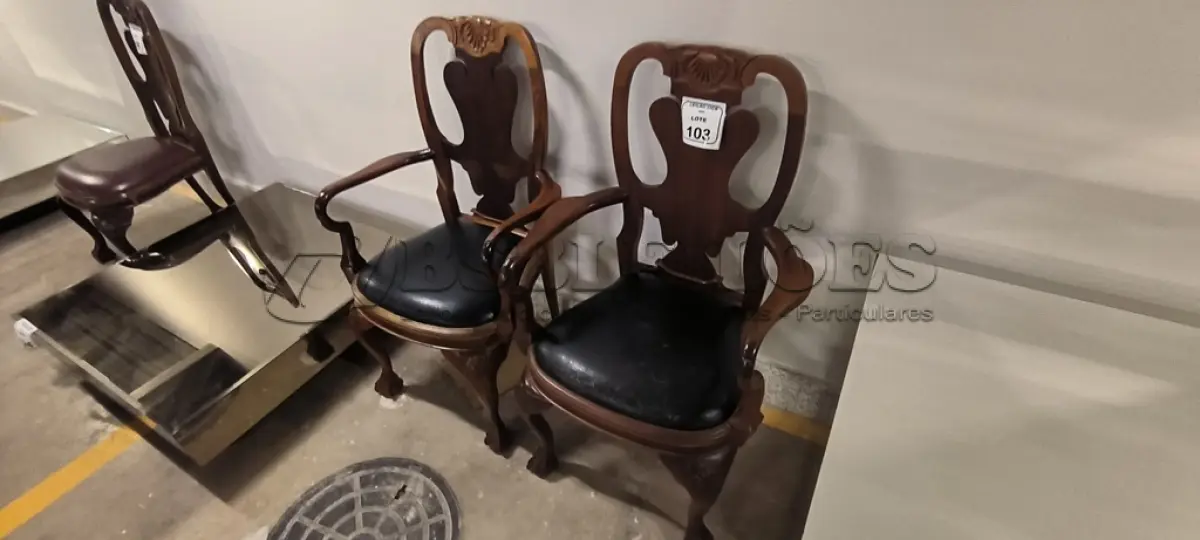 LOTE 103 - 02 CADEIRAS EM MADEIRA ESTILO CLÁSSICO COM ASSENTO EM COURO NA COR PRETO. (NO ESTADO) ATENÇÃO! FAZER A VISITAÇÃO ANTES DE ARREMATAR, NÃO SABEMOS SE FUNCIONA, LEILÃO NÃO TEM GARANTIA E NEM DEVOLUÇÃO, SUJEITO A POSSÍVEIS AVARIAS VISÍVEIS/OCULTAS E/OU AUSÊNCIA DE COMPONENTES.
