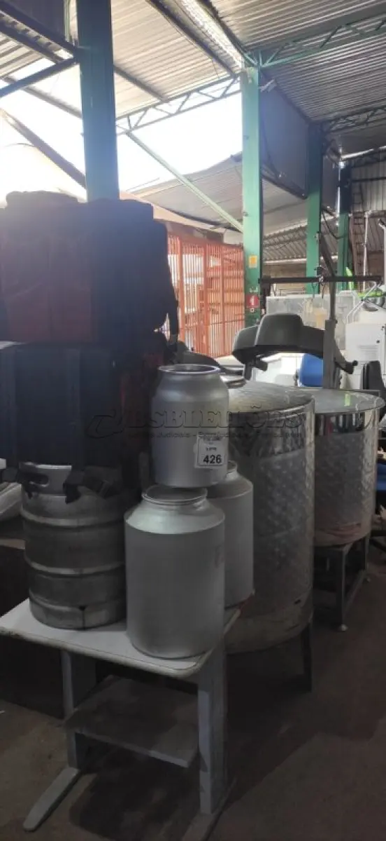 LOTE 426 - 01 SISTEMA DE BRASSAGEM MODELO SPEIDEL BRAUMEISTER, 01 TANQUE DE FERMENTAÇÃO E ARMAZENAGEM DE 525L MARCA SPEIDEL, 01 BARRIL DE CHOPP DE 50L MARCA AMBEV, 03 LEITEIRAS E 02 BAGS PARA ENTREGADORES. (NO ESTADO) ATENÇÃO! FAZER A VISITAÇÃO ANTES DE ARREMATAR, NÃO SABEMOS SE FUNCIONA, LEILÃO NÃO TEM GARANTIA E NEM DEVOLUÇÃO, SUJEITO A POSSÍVEIS AVARIAS VISÍVEIS/OCULTAS E/OU AUSÊNCIA DE COMPONENTES.