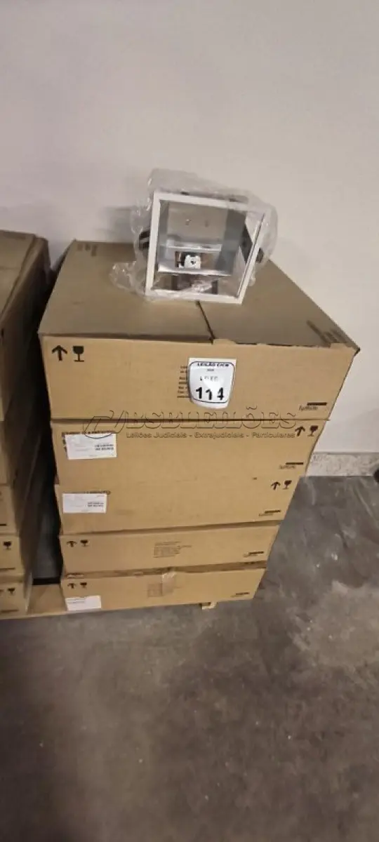 LOTE 114 - 05 CAIXAS COM 04 LUMINÁRIAS COM REATORES ELETRÔNICOS. (NO ESTADO) ATENÇÃO! FAZER A VISITAÇÃO ANTES DE ARREMATAR, NÃO SABEMOS SE FUNCIONA, LEILÃO NÃO TEM GARANTIA E NEM DEVOLUÇÃO, SUJEITO A POSSÍVEIS AVARIAS VISÍVEIS/OCULTAS E/OU AUSÊNCIA DE COMPONENTES.