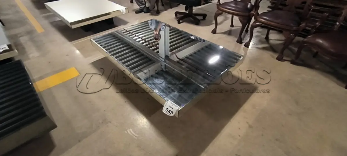 LOTE 043 - 01 MESA DE CENTRO RETANGULAR ESPELHADA.  (NO ESTADO) ATENÇÃO! FAZER A VISITAÇÃO ANTES DE ARREMATAR, NÃO SABEMOS SE FUNCIONA, LEILÃO NÃO TEM GARANTIA E NEM DEVOLUÇÃO, SUJEITO A POSSÍVEIS AVARIAS VISÍVEIS/OCULTAS E/OU AUSÊNCIA DE COMPONENTES.