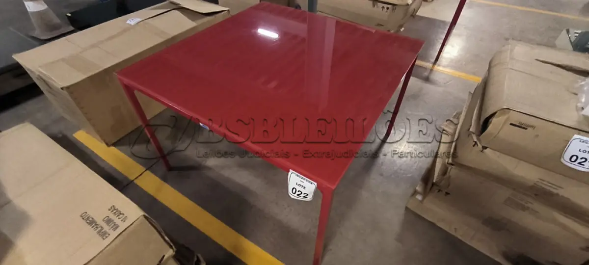 LOTE 022 - 01 MESA QUADRADA COM PINTURA EM VERMELHO COM  PÉS EM FERRO COM TAMPO EM CRISTAL INCOLOR 8MM NA COR VERMELHO. (NO ESTADO) ATENÇÃO! FAZER A VISITAÇÃO ANTES DE ARREMATAR, NÃO SABEMOS SE FUNCIONA, LEILÃO NÃO TEM GARANTIA E NEM DEVOLUÇÃO, SUJEITO A POSSÍVEIS AVARIAS VISÍVEIS/OCULTAS E/OU AUSÊNCIA DE COMPONENTES.