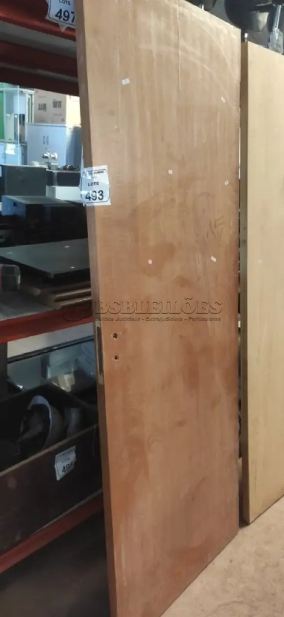 LOTE 493 - 01 PORTA EM MADEIRA 2,10X0,80. (NO ESTADO) ATENÇÃO! FAZER A VISITAÇÃO ANTES DE ARREMATAR, NÃO SABEMOS SE FUNCIONA, LEILÃO NÃO TEM GARANTIA E NEM DEVOLUÇÃO, SUJEITO A POSSÍVEIS AVARIAS VISÍVEIS/OCULTAS E/OU AUSÊNCIA DE COMPONENTES.