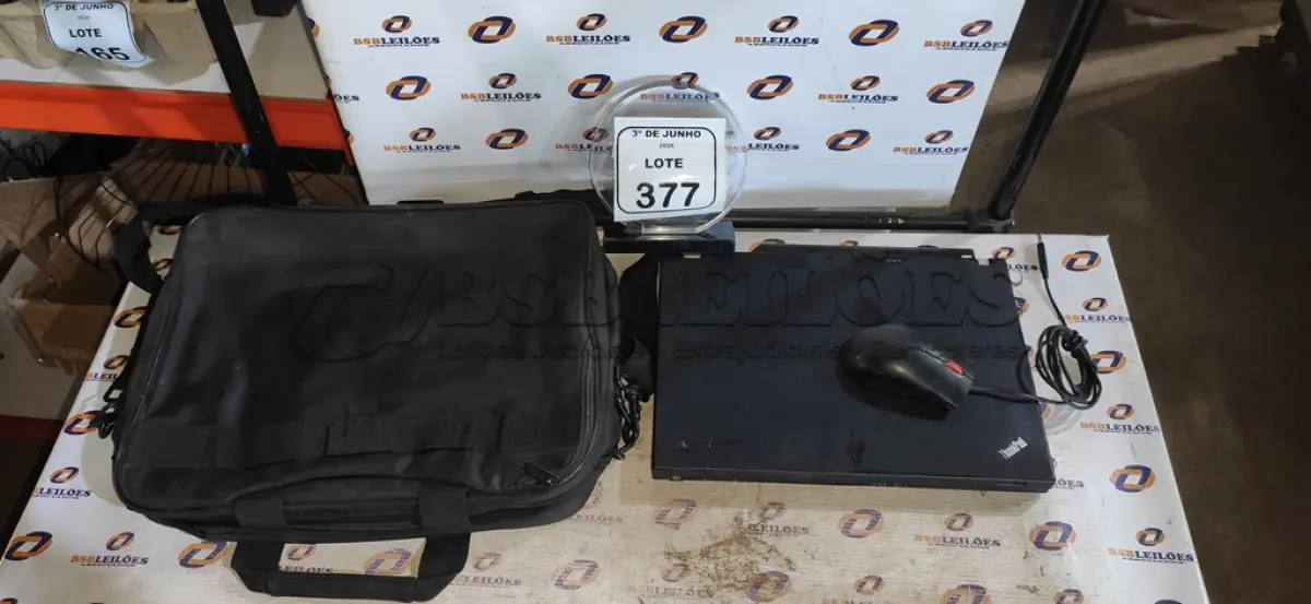 LOTE 377 - 01 NOTEBOOK SERIE THINKPAD MARCA LENOVO COM MOUSE E BOLSA. (NO ESTADO) ATENÇÃO! FAZER A VISITAÇÃO ANTES DE ARREMATAR, NÃO SABEMOS SE FUNCIONA, LEILÃO NÃO TEM GARANTIA E NEM DEVOLUÇÃO, SUJEITO A POSSÍVEIS AVARIAS VISÍVEIS/OCULTAS E/OU AUSÊNCIA DE COMPONENTES.
