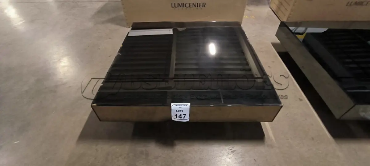 LOTE 147 - 01 MESA DE CENTRO QUADRADA ESPELHADA ESCURA.  (NO ESTADO) ATENÇÃO! FAZER A VISITAÇÃO ANTES DE ARREMATAR, NÃO SABEMOS SE FUNCIONA, LEILÃO NÃO TEM GARANTIA E NEM DEVOLUÇÃO, SUJEITO A POSSÍVEIS AVARIAS VISÍVEIS/OCULTAS E/OU AUSÊNCIA DE COMPONENTES.