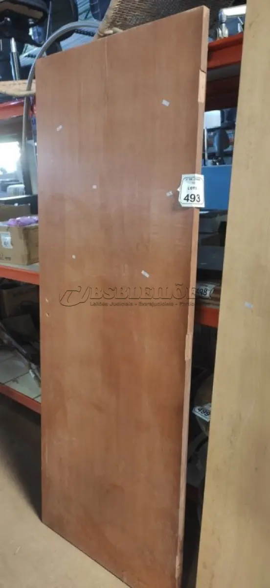 LOTE 493 - 01 PORTA EM MADEIRA 2,10X0,80. (NO ESTADO) ATENÇÃO! FAZER A VISITAÇÃO ANTES DE ARREMATAR, NÃO SABEMOS SE FUNCIONA, LEILÃO NÃO TEM GARANTIA E NEM DEVOLUÇÃO, SUJEITO A POSSÍVEIS AVARIAS VISÍVEIS/OCULTAS E/OU AUSÊNCIA DE COMPONENTES.