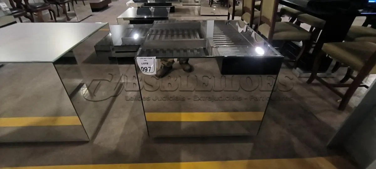 LOTE 097 - 01 MESA DE CENTRO EM DESIGNER CÚBICO ESPELHADA. (NO ESTADO) ATENÇÃO! FAZER A VISITAÇÃO ANTES DE ARREMATAR, NÃO SABEMOS SE FUNCIONA, LEILÃO NÃO TEM GARANTIA E NEM DEVOLUÇÃO, SUJEITO A POSSÍVEIS AVARIAS VISÍVEIS/OCULTAS E/OU AUSÊNCIA DE COMPONENTES.