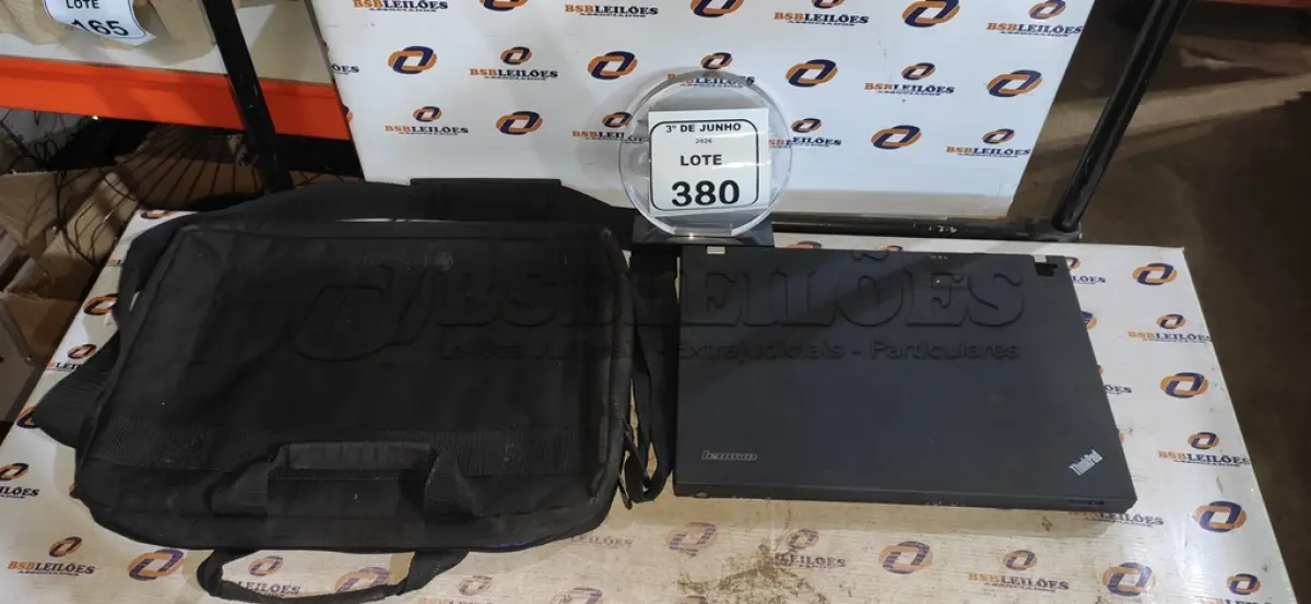 LOTE 380 - 01 NOTEBOOK SERIE THINKPAD MARCA LENOVO COM BOLSA. (NO ESTADO) ATENÇÃO! FAZER A VISITAÇÃO ANTES DE ARREMATAR, NÃO SABEMOS SE FUNCIONA, LEILÃO NÃO TEM GARANTIA E NEM DEVOLUÇÃO, SUJEITO A POSSÍVEIS AVARIAS VISÍVEIS/OCULTAS E/OU AUSÊNCIA DE COMPONENTES.