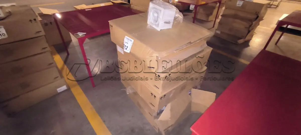 LOTE 012 - 05 CAIXAS COM 09 LUMINÁRIAS SPOT DE EMBUTIR QUADRADO FOCUS 30 A BRANCO FOSCO. (NO ESTADO) ATENÇÃO! FAZER A VISITAÇÃO ANTES DE ARREMATAR, NÃO SABEMOS SE FUNCIONA, LEILÃO NÃO TEM GARANTIA E NEM DEVOLUÇÃO, SUJEITO A POSSÍVEIS AVARIAS VISÍVEIS/OCULTAS E/OU AUSÊNCIA DE COMPONENTES.