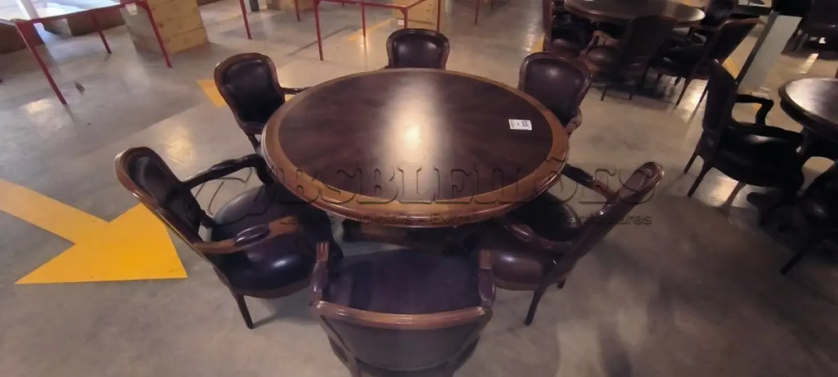 LOTE 033 - 01 MESA REDONDA EM MADEIRA COM 06 CADEIRAS EM MADEIRA, ESTILO LUIS XV ASSENTOS EM COURO NA COR MARROM E DETALHE DE TACHAS NA BORDA DO ENCOSTO. (NO ESTADO) ATENÇÃO! FAZER A VISITAÇÃO ANTES DE ARREMATAR, NÃO SABEMOS SE FUNCIONA, LEILÃO NÃO TEM GARANTIA E NEM DEVOLUÇÃO, SUJEITO A POSSÍVEIS AVARIAS VISÍVEIS/OCULTAS E/OU AUSÊNCIA DE COMPONENTES.