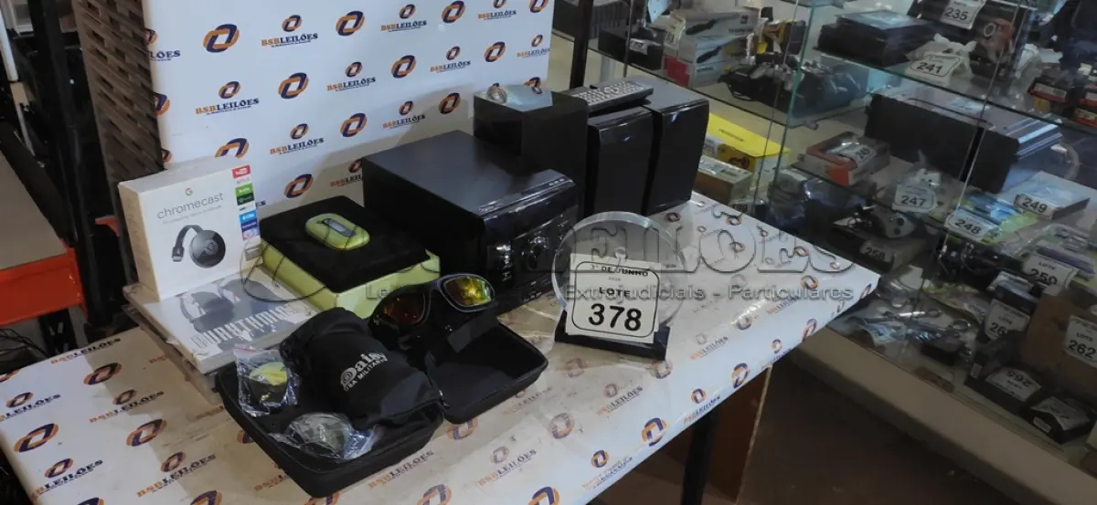 LOTE 378 - 01 CELULAR MODELO PEBL U6, 01 TV STREAMING MARCA GOOGLE, 01 MICRO SYSTEM COM 03 CAIXAS, 01 ÓCULOS DE SOL COM VÁRIAS LENTES E DVDS DIVERSOS. (NO ESTADO) ATENÇÃO! FAZER A VISITAÇÃO ANTES DE ARREMATAR, NÃO SABEMOS SE FUNCIONA, LEILÃO NÃO TEM GARANTIA E NEM DEVOLUÇÃO, SUJEITO A POSSÍVEIS AVARIAS VISÍVEIS/OCULTAS E/OU AUSÊNCIA DE COMPONENTES.