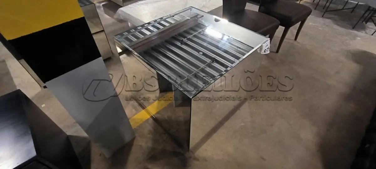 LOTE 075 - 01 MESA DE CENTRO EM DESIGNER CÚBICO ESPELHADA. (NO ESTADO) ATENÇÃO! FAZER A VISITAÇÃO ANTES DE ARREMATAR, NÃO SABEMOS SE FUNCIONA, LEILÃO NÃO TEM GARANTIA E NEM DEVOLUÇÃO, SUJEITO A POSSÍVEIS AVARIAS VISÍVEIS/OCULTAS E/OU AUSÊNCIA DE COMPONENTES.