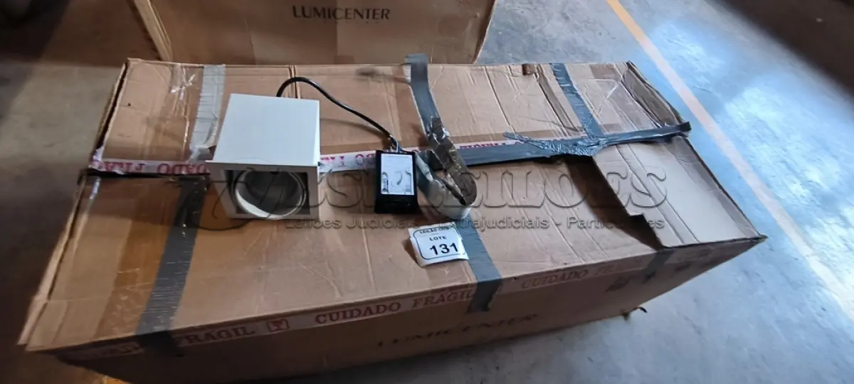 LOTE 131 - 20 LUMINÁRIAS SPOT DE EMBUTIR QUADRADO FOCUS 30 A BRANCO FOSCO. (NO ESTADO) ATENÇÃO! FAZER A VISITAÇÃO ANTES DE ARREMATAR, NÃO SABEMOS SE FUNCIONA, LEILÃO NÃO TEM GARANTIA E NEM DEVOLUÇÃO, SUJEITO A POSSÍVEIS AVARIAS VISÍVEIS/OCULTAS E/OU AUSÊNCIA DE COMPONENTES.