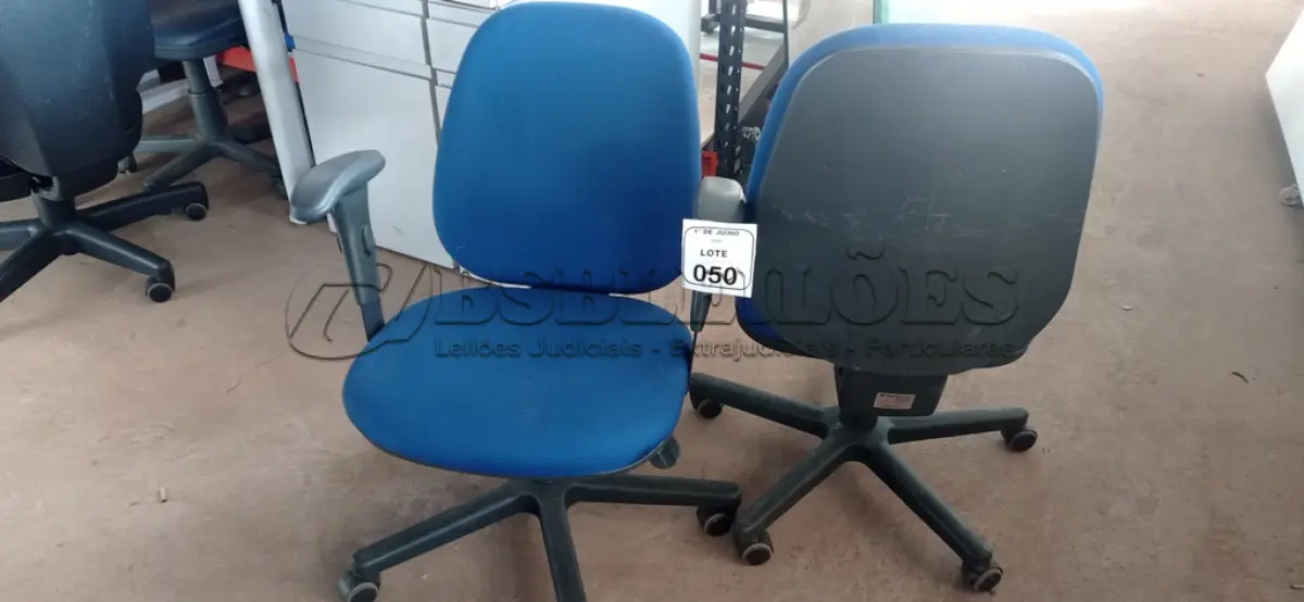 LOTE 050 - 02 CADEIRAS DE ESCRITÓRIO GIRATÓRIAS. (NO ESTADO) ATENÇÃO! FAZER A VISITAÇÃO ANTES DE ARREMATAR, NÃO SABEMOS SE FUNCIONA, LEILÃO NÃO TEM GARANTIA E NEM DEVOLUÇÃO, SUJEITO A POSSÍVEIS AVARIAS VISÍVEIS/OCULTAS E/OU AUSÊNCIA DE COMPONENTES.