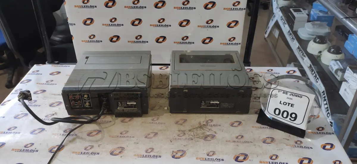 LOTE 009 - 01 GRAVADOR DE VÍDEO CASSETE PORTÁTIL MARCA PANASONIC E 01 SINTONIZADOR/TEMPORIZADOR MARCA PANASONIC. (NO ESTADO) ATENÇÃO! FAZER A VISITAÇÃO ANTES DE ARREMATAR, NÃO SABEMOS SE FUNCIONA, LEILÃO NÃO TEM GARANTIA E NEM DEVOLUÇÃO, SUJEITO A POSSÍVEIS AVARIAS VISÍVEIS/OCULTAS E/OU AUSÊNCIA DE COMPONENTES.