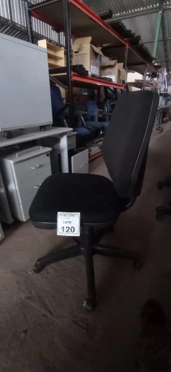LOTE 120 - 01 CADEIRA DE ESCRITÓRIO GIRATÓRIA. (NO ESTADO) ATENÇÃO! FAZER A VISITAÇÃO ANTES DE ARREMATAR, NÃO SABEMOS SE FUNCIONA, LEILÃO NÃO TEM GARANTIA E NEM DEVOLUÇÃO, SUJEITO A POSSÍVEIS AVARIAS VISÍVEIS/OCULTAS E/OU AUSÊNCIA DE COMPONENTES.