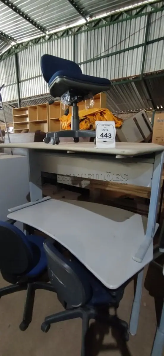 LOTE 443 - 02 MESAS DE ESCRITÓRIO E 02 CADEIRAS DE ESCRITÓRIO GIRATÓRIAS. (NO ESTADO) ATENÇÃO! FAZER A VISITAÇÃO ANTES DE ARREMATAR, NÃO SABEMOS SE FUNCIONA, LEILÃO NÃO TEM GARANTIA E NEM DEVOLUÇÃO, SUJEITO A POSSÍVEIS AVARIAS VISÍVEIS/OCULTAS E/OU AUSÊNCIA DE COMPONENTES.