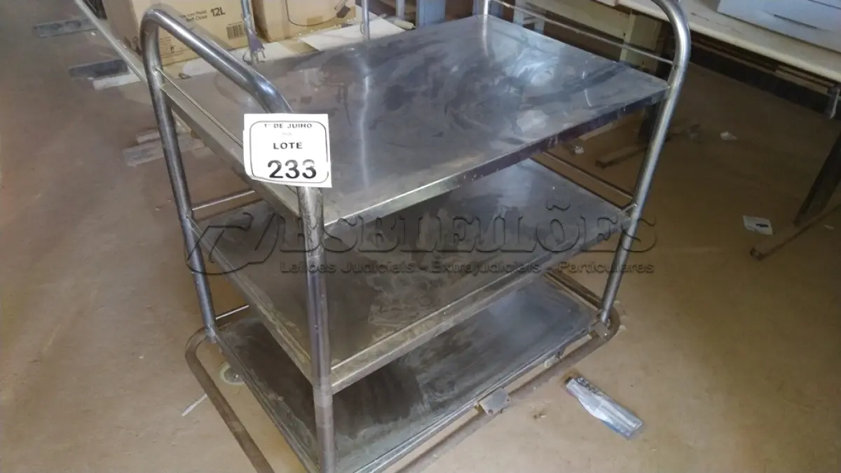 LOTE 233 - 01 CARRINHO DE CARGAS COM 03 PRATELEIRAS EM INOX. (NO ESTADO) ATENÇÃO! FAZER A VISITAÇÃO ANTES DE ARREMATAR, NÃO SABEMOS SE FUNCIONA, LEILÃO NÃO TEM GARANTIA E NEM DEVOLUÇÃO, SUJEITO A POSSÍVEIS AVARIAS VISÍVEIS/OCULTAS E/OU AUSÊNCIA DE COMPONENTES.