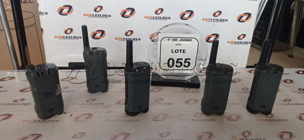 LOTE 055 - 05 RÁDIOS COMUNICADORES MARCA MOTOROLA. (NO ESTADO) ATENÇÃO! FAZER A VISITAÇÃO ANTES DE ARREMATAR, NÃO SABEMOS SE FUNCIONA, LEILÃO NÃO TEM GARANTIA E NEM DEVOLUÇÃO, SUJEITO A POSSÍVEIS AVARIAS VISÍVEIS/OCULTAS E/OU AUSÊNCIA DE COMPONENTES.
