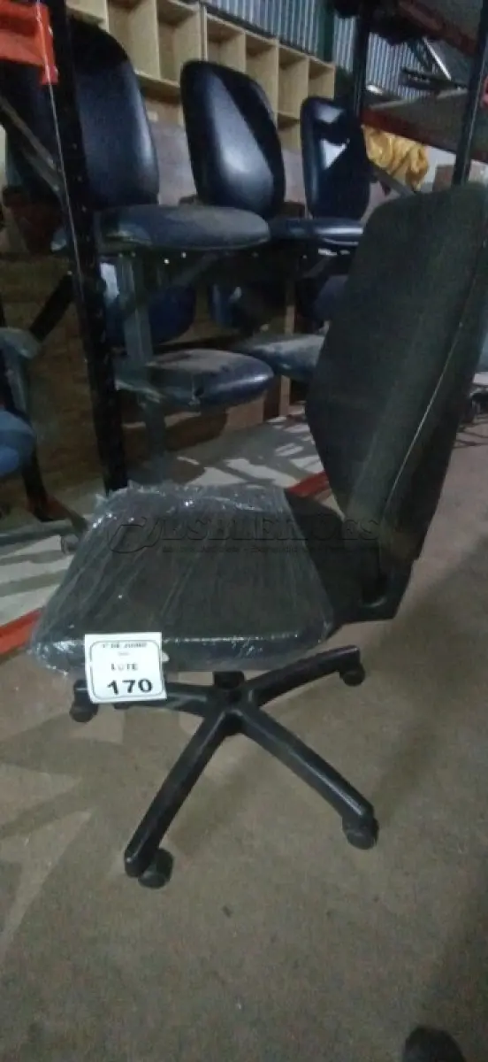 LOTE 170 - 01 CADEIRA DE ESCRITÓRIO GIRATÓRIA. (NO ESTADO) ATENÇÃO! FAZER A VISITAÇÃO ANTES DE ARREMATAR, NÃO SABEMOS SE FUNCIONA, LEILÃO NÃO TEM GARANTIA E NEM DEVOLUÇÃO, SUJEITO A POSSÍVEIS AVARIAS VISÍVEIS/OCULTAS E/OU AUSÊNCIA DE COMPONENTES.