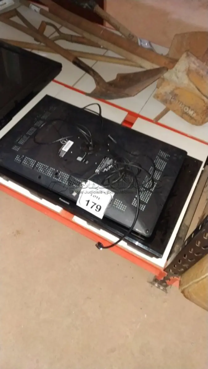 LOTE 179 - 01 TV 32’’ MARCA PANASONIC PARA RETIRADA DE PEÇAS E 01 LCD TABLET MODELO DTK-2220 MARCA WACOM. (NO ESTADO) ATENÇÃO! FAZER A VISITAÇÃO ANTES DE ARREMATAR, NÃO SABEMOS SE FUNCIONA, LEILÃO NÃO TEM GARANTIA E NEM DEVOLUÇÃO, SUJEITO A POSSÍVEIS AVARIAS VISÍVEIS/OCULTAS E/OU AUSÊNCIA DE COMPONENTES.