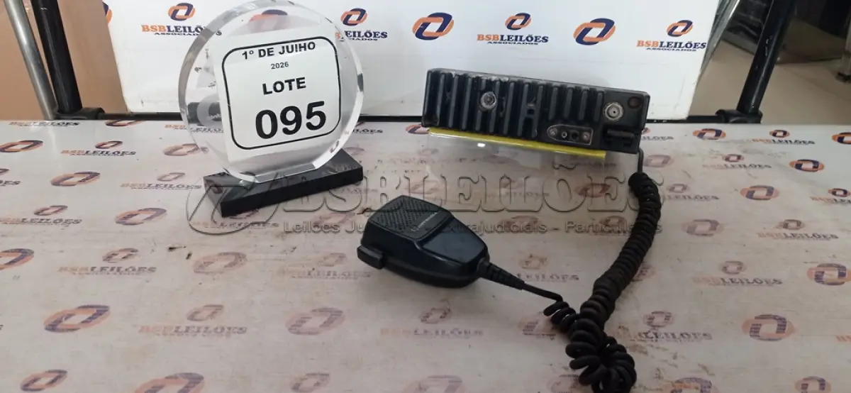 LOTE 095 - 01 RÁDIO TRANSCEPTOR MARCA MOTOROLA. (NO ESTADO) ATENÇÃO! FAZER A VISITAÇÃO ANTES DE ARREMATAR, NÃO SABEMOS SE FUNCIONA, LEILÃO NÃO TEM GARANTIA E NEM DEVOLUÇÃO, SUJEITO A POSSÍVEIS AVARIAS VISÍVEIS/OCULTAS E/OU AUSÊNCIA DE COMPONENTES.