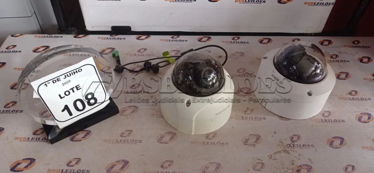 LOTE 108 - 02 CÂMERAS TIPO DOME MARCAS SAMSUNG E BOSCH. (NO ESTADO) ATENÇÃO! FAZER A VISITAÇÃO ANTES DE ARREMATAR, NÃO SABEMOS SE FUNCIONA, LEILÃO NÃO TEM GARANTIA E NEM DEVOLUÇÃO, SUJEITO A POSSÍVEIS AVARIAS VISÍVEIS/OCULTAS E/OU AUSÊNCIA DE COMPONENTES.