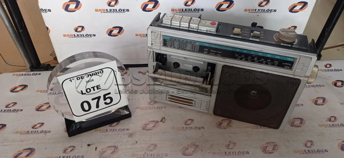 LOTE 075 - 01 RÁDIO CASSETE. (NO ESTADO) ATENÇÃO! FAZER A VISITAÇÃO ANTES DE ARREMATAR, NÃO SABEMOS SE FUNCIONA, LEILÃO NÃO TEM GARANTIA E NEM DEVOLUÇÃO, SUJEITO A POSSÍVEIS AVARIAS VISÍVEIS/OCULTAS E/OU AUSÊNCIA DE COMPONENTES.