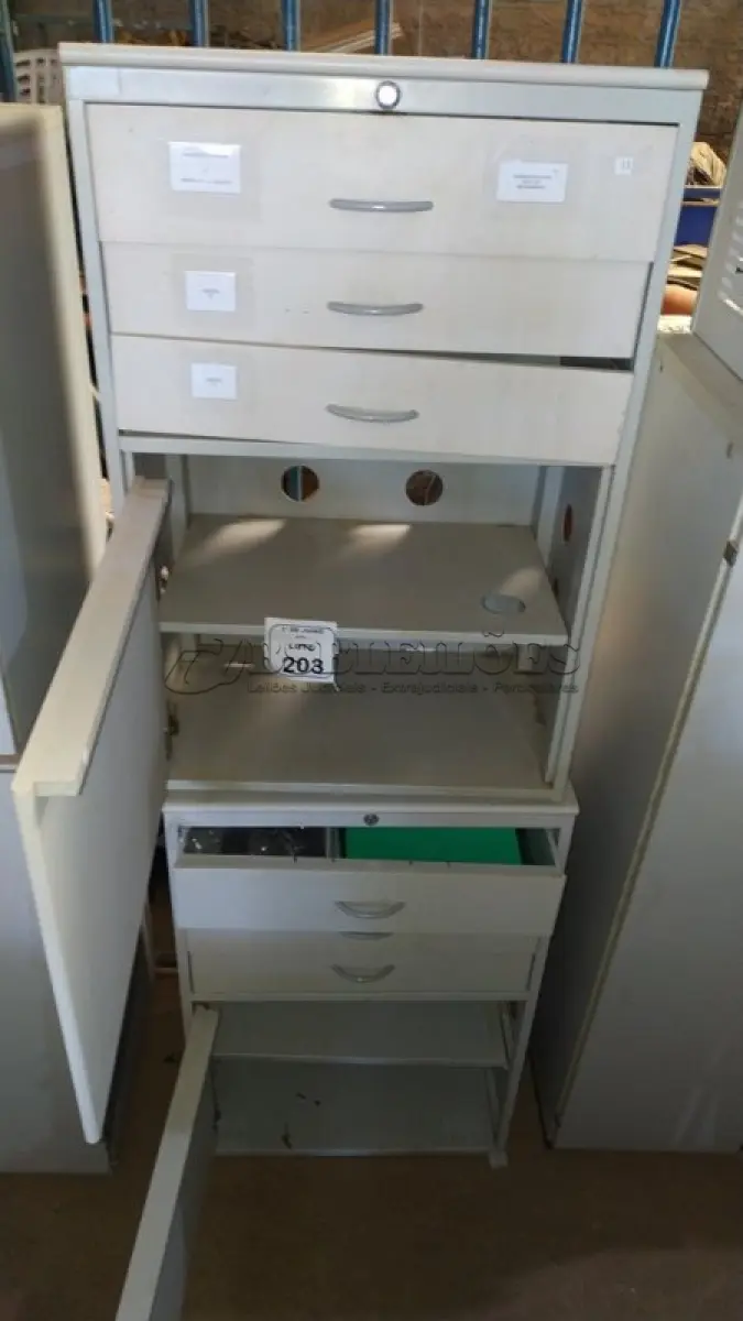 LOTE 203 - 02 ARMÁRIOS PEQUENOS EM FERRO E MADEIRA COM 03 GAVETAS E 01 COMPARTIMENTO. (NO ESTADO) ATENÇÃO! FAZER A VISITAÇÃO ANTES DE ARREMATAR, NÃO SABEMOS SE FUNCIONA, LEILÃO NÃO TEM GARANTIA E NEM DEVOLUÇÃO, SUJEITO A POSSÍVEIS AVARIAS VISÍVEIS/OCULTAS E/OU AUSÊNCIA DE COMPONENTES.