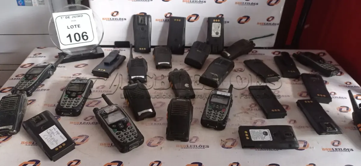 LOTE 106 - 01 LOTE COM VÁRIOS RÁDIOS COMUNICADORES DE MARCAS E MODELOS DIVERSOS PARA RETIRADA DE PEÇAS. (NO ESTADO) ATENÇÃO! FAZER A VISITAÇÃO ANTES DE ARREMATAR, NÃO SABEMOS SE FUNCIONA, LEILÃO NÃO TEM GARANTIA E NEM DEVOLUÇÃO, SUJEITO A POSSÍVEIS AVARIAS VISÍVEIS/OCULTAS E/OU AUSÊNCIA DE COMPONENTES.