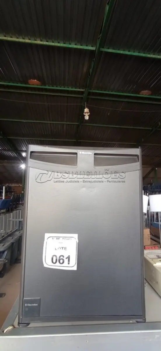 LOTE 061 - 01 FRIGOBAR 110V MARCA ELECTROLUX. (NO ESTADO) ATENÇÃO! FAZER A VISITAÇÃO ANTES DE ARREMATAR, NÃO SABEMOS SE FUNCIONA, LEILÃO NÃO TEM GARANTIA E NEM DEVOLUÇÃO, SUJEITO A POSSÍVEIS AVARIAS VISÍVEIS/OCULTAS E/OU AUSÊNCIA DE COMPONENTES.