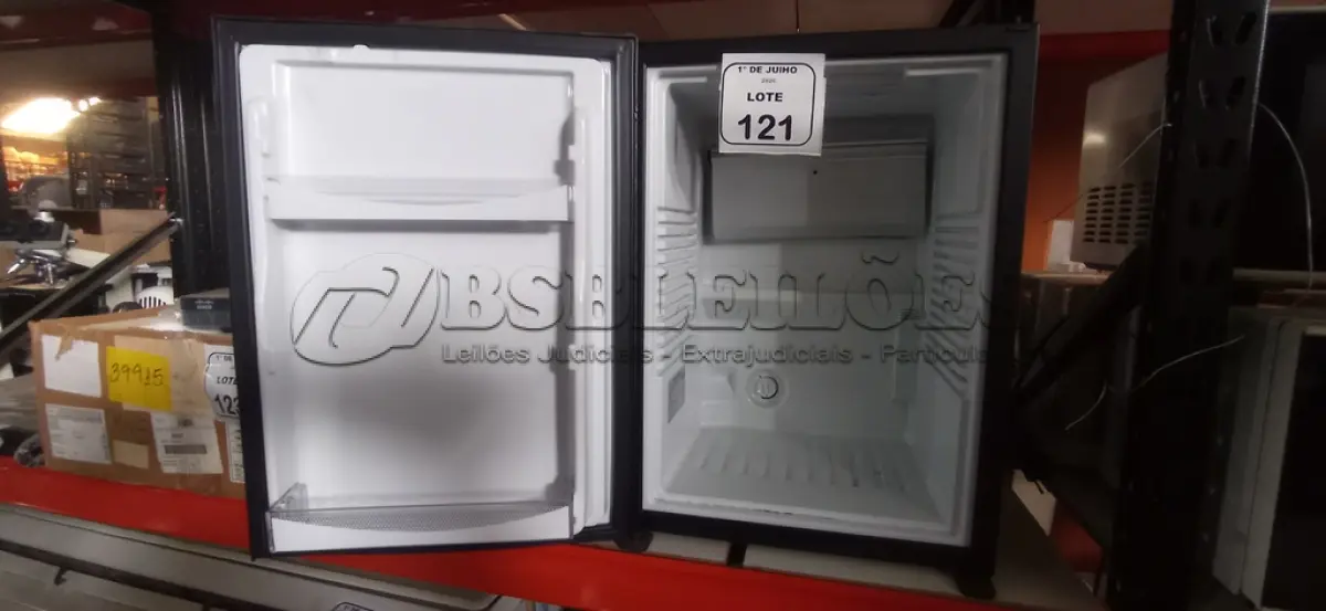 LOTE 121 - 01 FRIGOBAR 220V MARCA DOMETIC. (NO ESTADO) ATENÇÃO! FAZER A VISITAÇÃO ANTES DE ARREMATAR, NÃO SABEMOS SE FUNCIONA, LEILÃO NÃO TEM GARANTIA E NEM DEVOLUÇÃO, SUJEITO A POSSÍVEIS AVARIAS VISÍVEIS/OCULTAS E/OU AUSÊNCIA DE COMPONENTES.