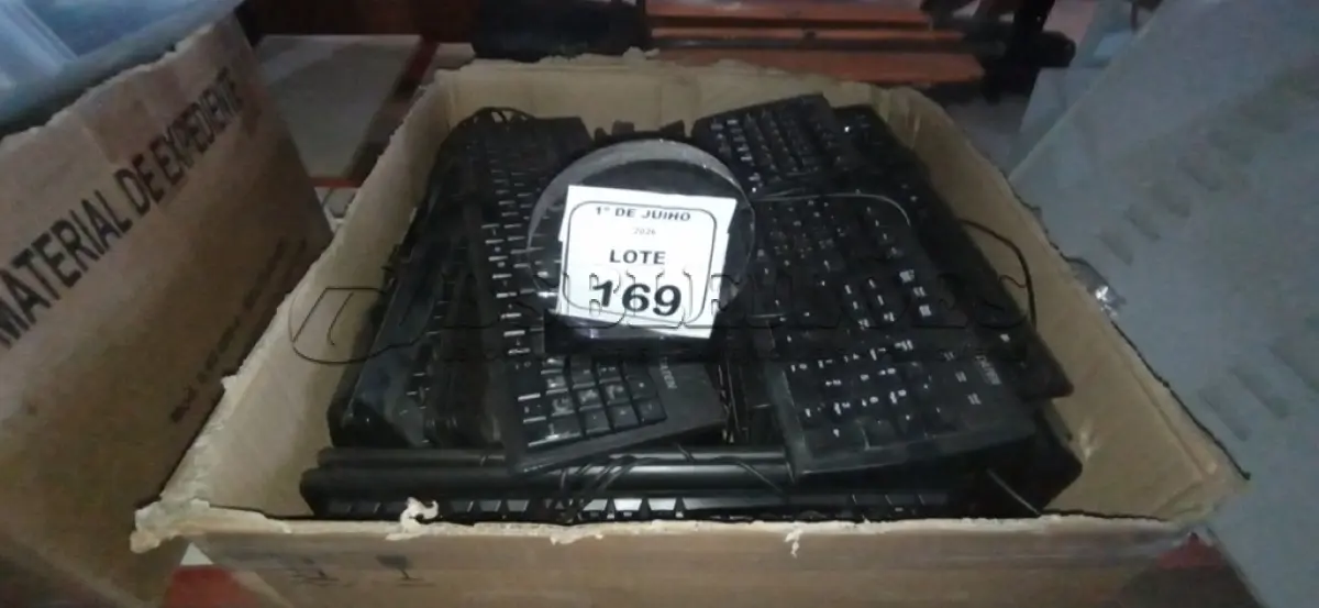LOTE 169 - 01 LOTE COM GRANDE QUANTIDADE DE TECLADOS DE PC DE MARCAS E MODELOS DIVERSOS. (NO ESTADO) ATENÇÃO! FAZER A VISITAÇÃO ANTES DE ARREMATAR, NÃO SABEMOS SE FUNCIONA, LEILÃO NÃO TEM GARANTIA E NEM DEVOLUÇÃO, SUJEITO A POSSÍVEIS AVARIAS VISÍVEIS/OCULTAS E/OU AUSÊNCIA DE COMPONENTES.