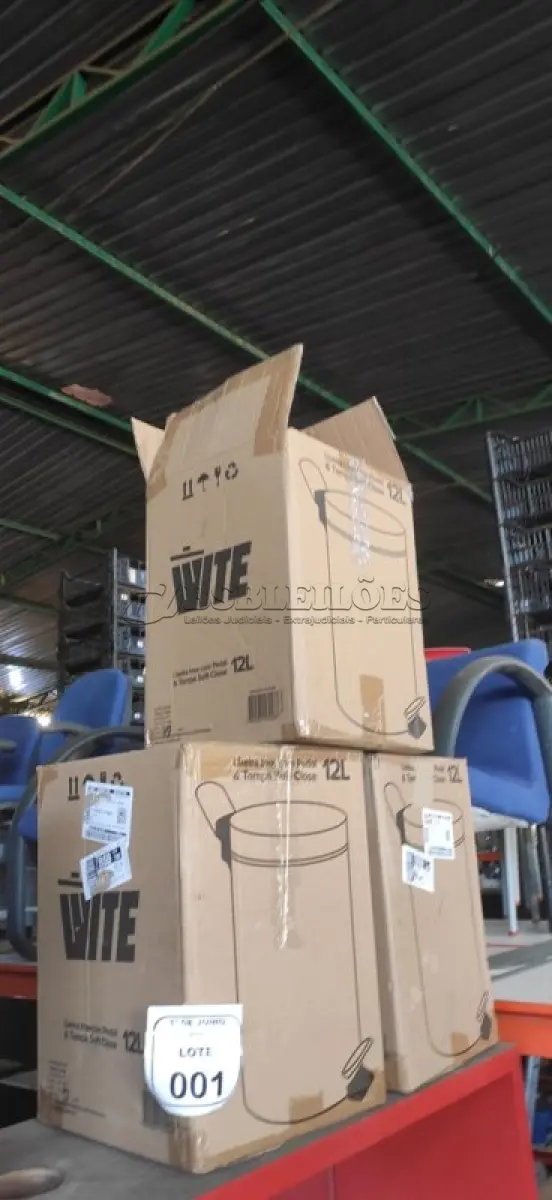 LOTE 001 - 03 LIXEIRAS EM INOX COM PEDAL SEM TAMPA. (NO ESTADO) ATENÇÃO! FAZER A VISITAÇÃO ANTES DE ARREMATAR, NÃO SABEMOS SE FUNCIONA, LEILÃO NÃO TEM GARANTIA E NEM DEVOLUÇÃO, SUJEITO A POSSÍVEIS AVARIAS VISÍVEIS/OCULTAS E/OU AUSÊNCIA DE COMPONENTES.