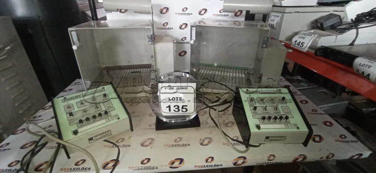 LOTE 135 - 02 CAIXAS DE CONDICIONAMENTO ANIMAL MODELO EP-102 COM PAINEL DE CONTROLE MODELO CS 0199 110V. (NO ESTADO) ATENÇÃO! FAZER A VISITAÇÃO ANTES DE ARREMATAR, NÃO SABEMOS SE FUNCIONA, LEILÃO NÃO TEM GARANTIA E NEM DEVOLUÇÃO, SUJEITO A POSSÍVEIS AVARIAS VISÍVEIS/OCULTAS E/OU AUSÊNCIA DE COMPONENTES.