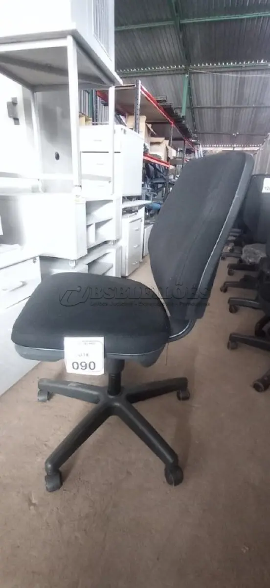LOTE 090 - 01 CADEIRA DE ESCRITÓRIO GIRATÓRIA. (NO ESTADO) ATENÇÃO! FAZER A VISITAÇÃO ANTES DE ARREMATAR, NÃO SABEMOS SE FUNCIONA, LEILÃO NÃO TEM GARANTIA E NEM DEVOLUÇÃO, SUJEITO A POSSÍVEIS AVARIAS VISÍVEIS/OCULTAS E/OU AUSÊNCIA DE COMPONENTES.