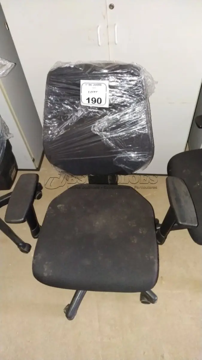 LOTE 190 - 01 CADEIRA DE ESCRITÓRIO GIRATÓRIA. (NO ESTADO) ATENÇÃO! FAZER A VISITAÇÃO ANTES DE ARREMATAR, NÃO SABEMOS SE FUNCIONA, LEILÃO NÃO TEM GARANTIA E NEM DEVOLUÇÃO, SUJEITO A POSSÍVEIS AVARIAS VISÍVEIS/OCULTAS E/OU AUSÊNCIA DE COMPONENTES.