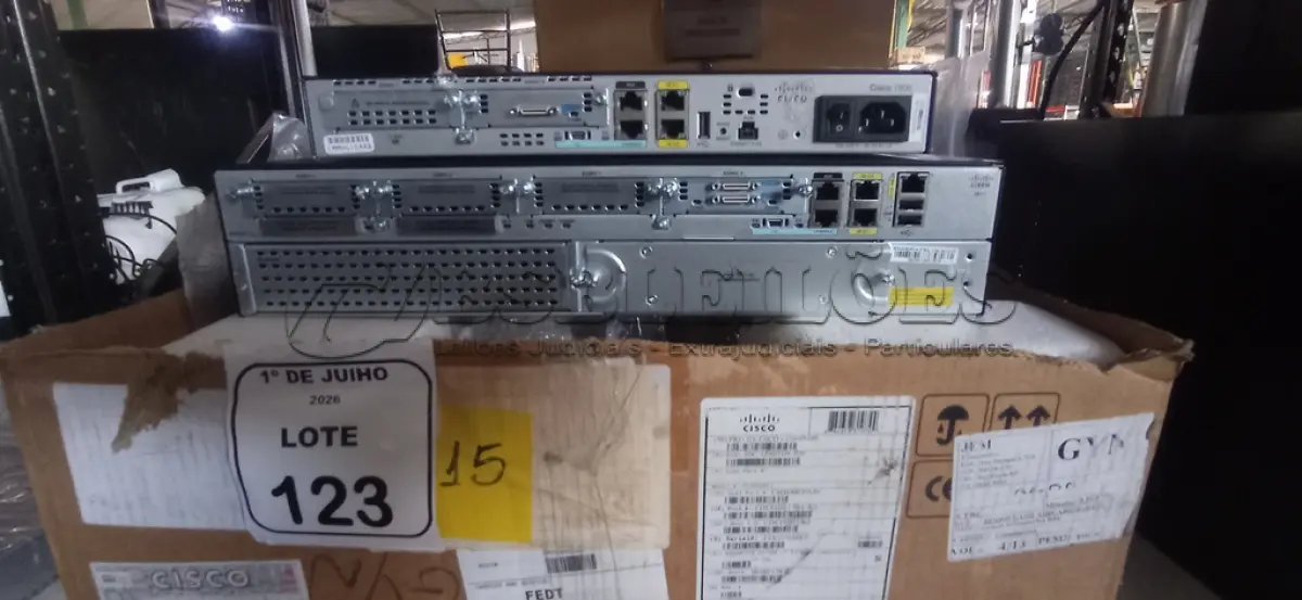 LOTE 123 - 02 ROTEADORES MARCA CISCO. (NO ESTADO) ATENÇÃO! FAZER A VISITAÇÃO ANTES DE ARREMATAR, NÃO SABEMOS SE FUNCIONA, LEILÃO NÃO TEM GARANTIA E NEM DEVOLUÇÃO, SUJEITO A POSSÍVEIS AVARIAS VISÍVEIS/OCULTAS E/OU AUSÊNCIA DE COMPONENTES.