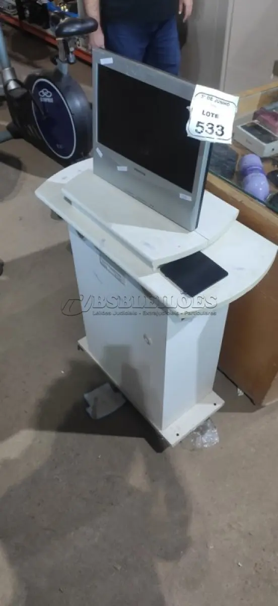 LOTE 533 - 01 MESA DE COMPUTADOR COM MONITOR. (NO ESTADO) ATENÇÃO! FAZER A VISITAÇÃO ANTES DE ARREMATAR, NÃO SABEMOS SE FUNCIONA, LEILÃO NÃO TEM GARANTIA E NEM DEVOLUÇÃO, SUJEITO A POSSÍVEIS AVARIAS VISÍVEIS/OCULTAS E/OU AUSÊNCIA DE COMPONENTES.