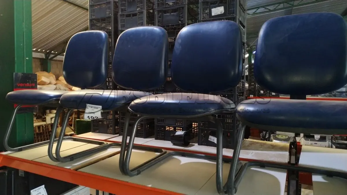 LOTE 192 - 04 CADEIRAS DE PÉS FIXOS. (NO ESTADO) ATENÇÃO! FAZER A VISITAÇÃO ANTES DE ARREMATAR, NÃO SABEMOS SE FUNCIONA, LEILÃO NÃO TEM GARANTIA E NEM DEVOLUÇÃO, SUJEITO A POSSÍVEIS AVARIAS VISÍVEIS/OCULTAS E/OU AUSÊNCIA DE COMPONENTES.
