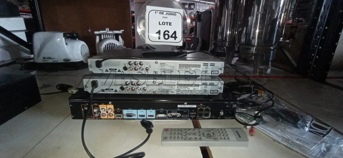 LOTE 164 - 01 APARELHO DE VÍDEOCONFERÊNCIA MARCA HUAWEIE 02 APARELHOS DE DVD MARCA SEMP. (NO ESTADO) ATENÇÃO! FAZER A VISITAÇÃO ANTES DE ARREMATAR, NÃO SABEMOS SE FUNCIONA, LEILÃO NÃO TEM GARANTIA E NEM DEVOLUÇÃO, SUJEITO A POSSÍVEIS AVARIAS VISÍVEIS/OCULTAS E/OU AUSÊNCIA DE COMPONENTES.