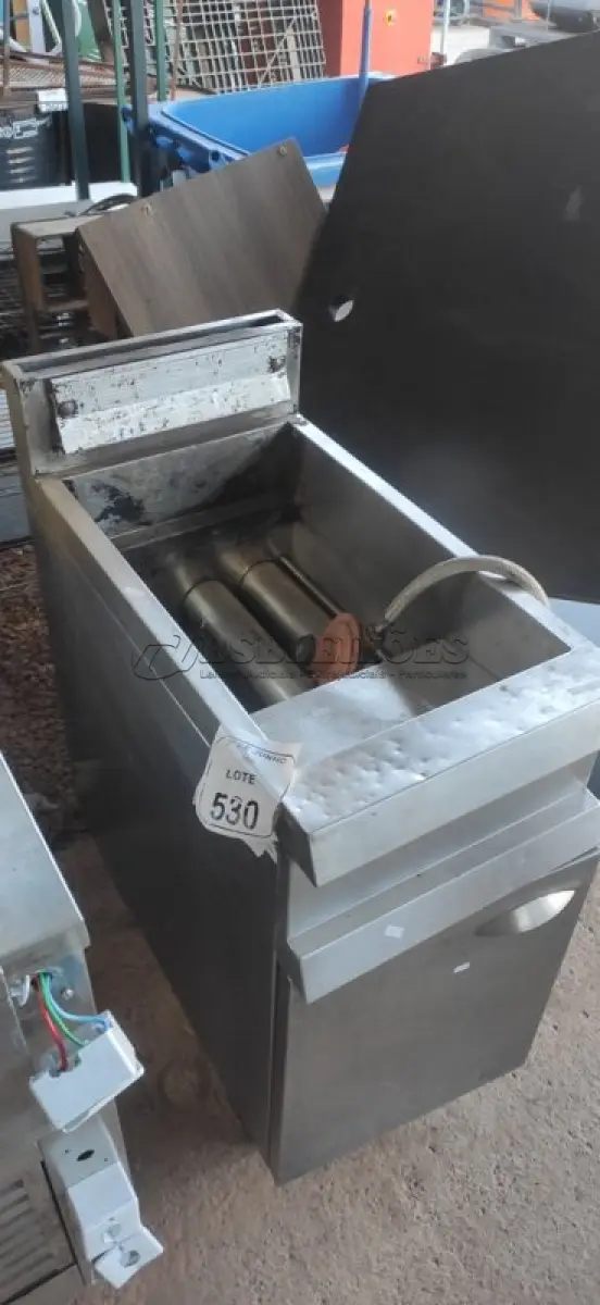 LOTE 530 - 01 FRITADEIRA INDUSTRIAL E INOX INCOMPLETA. (NO ESTADO) ATENÇÃO! FAZER A VISITAÇÃO ANTES DE ARREMATAR, NÃO SABEMOS SE FUNCIONA, LEILÃO NÃO TEM GARANTIA E NEM DEVOLUÇÃO, SUJEITO A POSSÍVEIS AVARIAS VISÍVEIS/OCULTAS E/OU AUSÊNCIA DE COMPONENTES.
