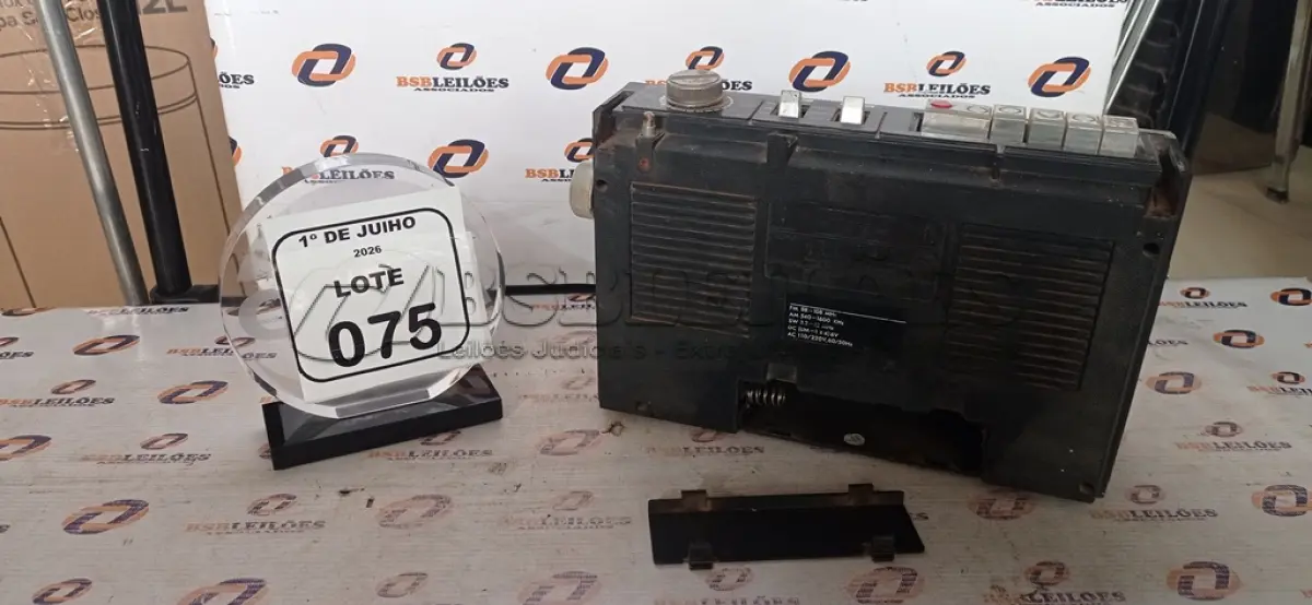 LOTE 075 - 01 RÁDIO CASSETE. (NO ESTADO) ATENÇÃO! FAZER A VISITAÇÃO ANTES DE ARREMATAR, NÃO SABEMOS SE FUNCIONA, LEILÃO NÃO TEM GARANTIA E NEM DEVOLUÇÃO, SUJEITO A POSSÍVEIS AVARIAS VISÍVEIS/OCULTAS E/OU AUSÊNCIA DE COMPONENTES.