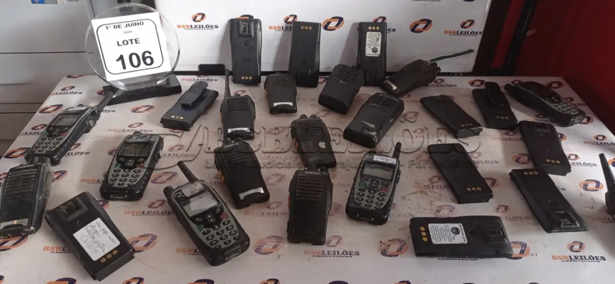 LOTE 106 - 01 LOTE COM VÁRIOS RÁDIOS COMUNICADORES DE MARCAS E MODELOS DIVERSOS PARA RETIRADA DE PEÇAS. (NO ESTADO) ATENÇÃO! FAZER A VISITAÇÃO ANTES DE ARREMATAR, NÃO SABEMOS SE FUNCIONA, LEILÃO NÃO TEM GARANTIA E NEM DEVOLUÇÃO, SUJEITO A POSSÍVEIS AVARIAS VISÍVEIS/OCULTAS E/OU AUSÊNCIA DE COMPONENTES.