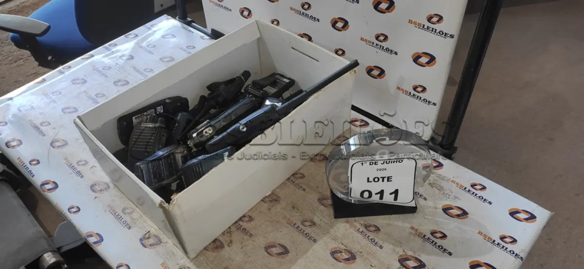 LOTE 011 - 01 LOTE COM VÁRIOS RÁDIOS COMUNICADORES DE MARCAS E MODELOS DIVERSOS. (NO ESTADO) ATENÇÃO! FAZER A VISITAÇÃO ANTES DE ARREMATAR, NÃO SABEMOS SE FUNCIONA, LEILÃO NÃO TEM GARANTIA E NEM DEVOLUÇÃO, SUJEITO A POSSÍVEIS AVARIAS VISÍVEIS/OCULTAS E/OU AUSÊNCIA DE COMPONENTES.