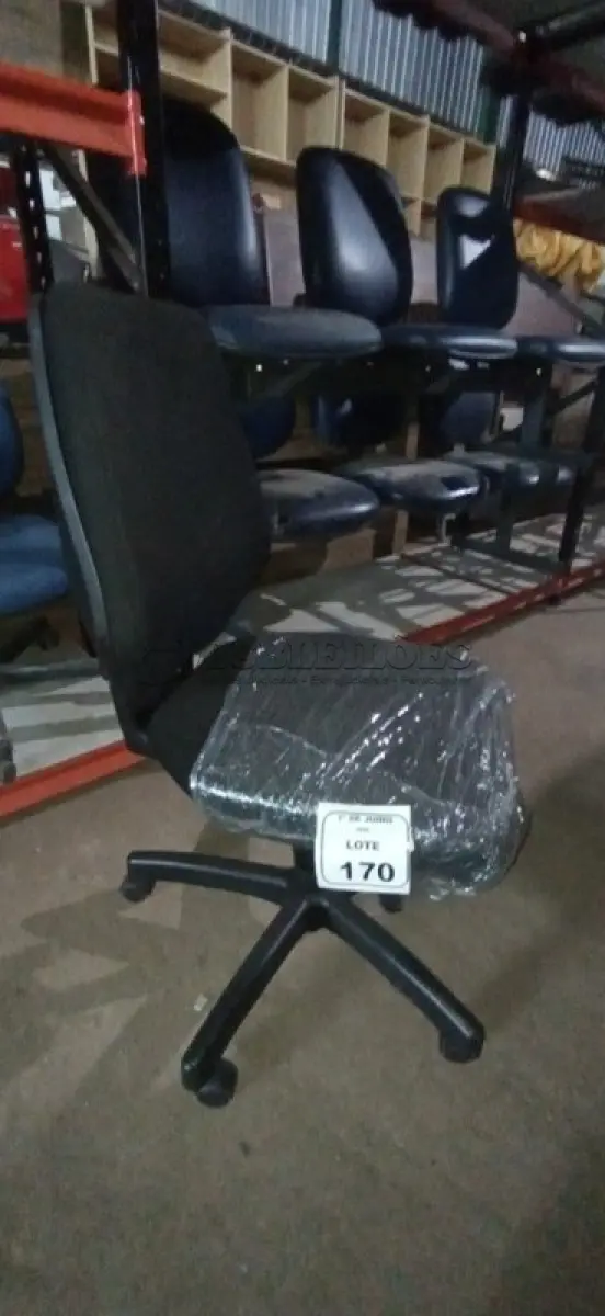 LOTE 170 - 01 CADEIRA DE ESCRITÓRIO GIRATÓRIA. (NO ESTADO) ATENÇÃO! FAZER A VISITAÇÃO ANTES DE ARREMATAR, NÃO SABEMOS SE FUNCIONA, LEILÃO NÃO TEM GARANTIA E NEM DEVOLUÇÃO, SUJEITO A POSSÍVEIS AVARIAS VISÍVEIS/OCULTAS E/OU AUSÊNCIA DE COMPONENTES.