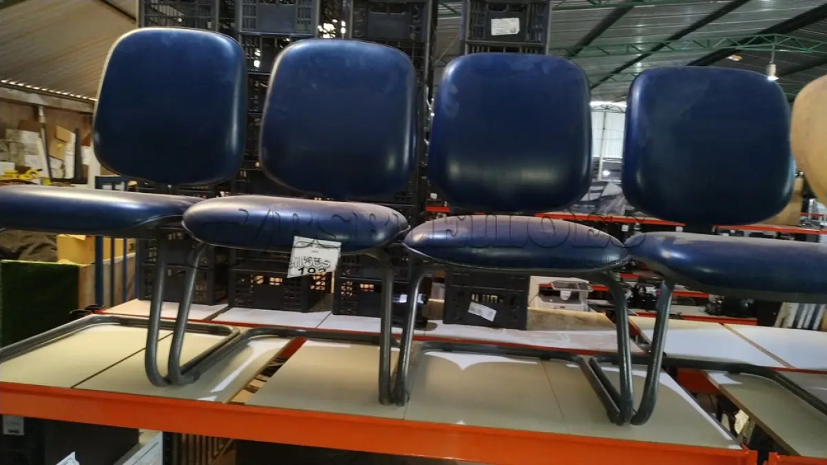 LOTE 192 - 04 CADEIRAS DE PÉS FIXOS. (NO ESTADO) ATENÇÃO! FAZER A VISITAÇÃO ANTES DE ARREMATAR, NÃO SABEMOS SE FUNCIONA, LEILÃO NÃO TEM GARANTIA E NEM DEVOLUÇÃO, SUJEITO A POSSÍVEIS AVARIAS VISÍVEIS/OCULTAS E/OU AUSÊNCIA DE COMPONENTES.
