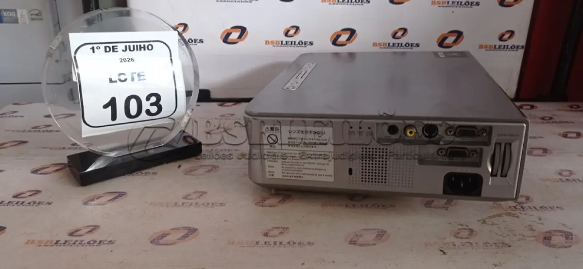 LOTE 103 - 01 PROJETOR MARCA SONY. (NO ESTADO) ATENÇÃO! FAZER A VISITAÇÃO ANTES DE ARREMATAR, NÃO SABEMOS SE FUNCIONA, LEILÃO NÃO TEM GARANTIA E NEM DEVOLUÇÃO, SUJEITO A POSSÍVEIS AVARIAS VISÍVEIS/OCULTAS E/OU AUSÊNCIA DE COMPONENTES.